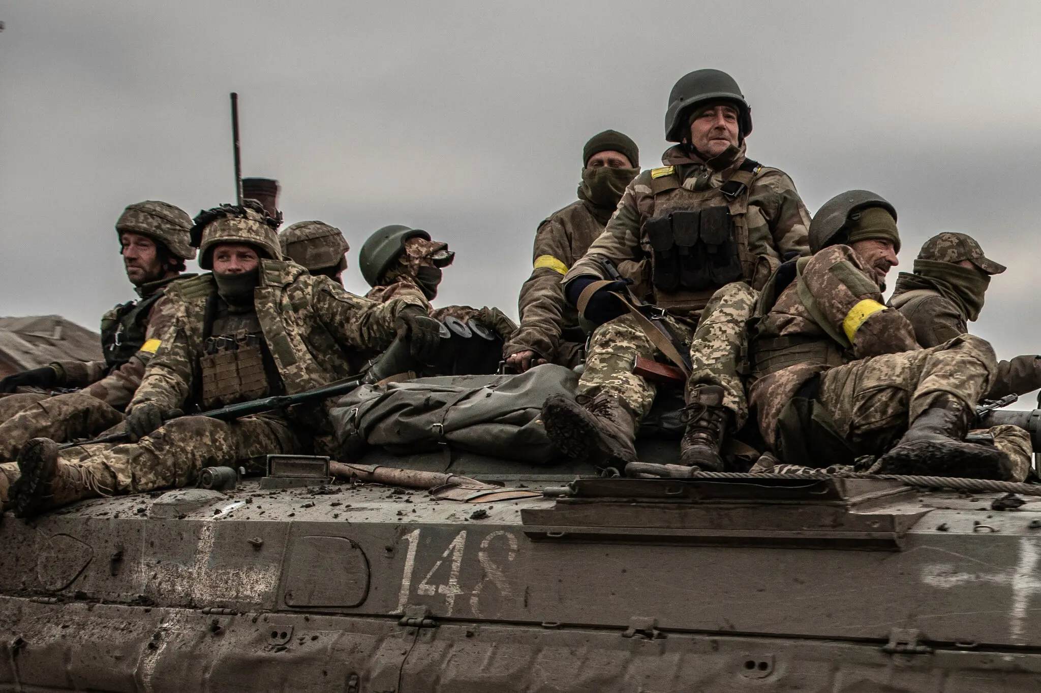 Українські військові на бронетехніці минулого року на північному сході України в Харківській області.